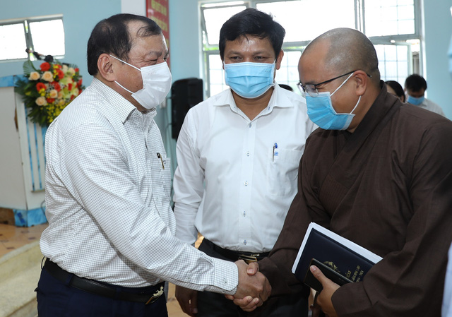 Bộ trưởng Nguyễn Văn Hùng trao đổi với các cử tri xã Đăk Blà, thành phố Kon Tum.